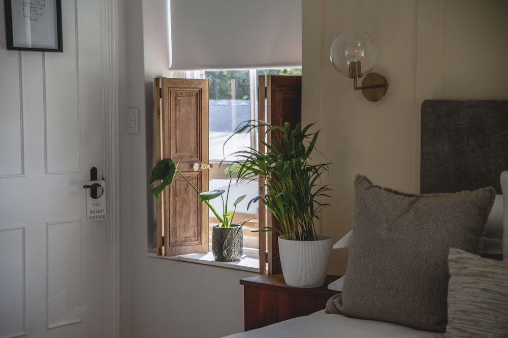 The Grand Hotel Robertson Superior Room - Silverthorn