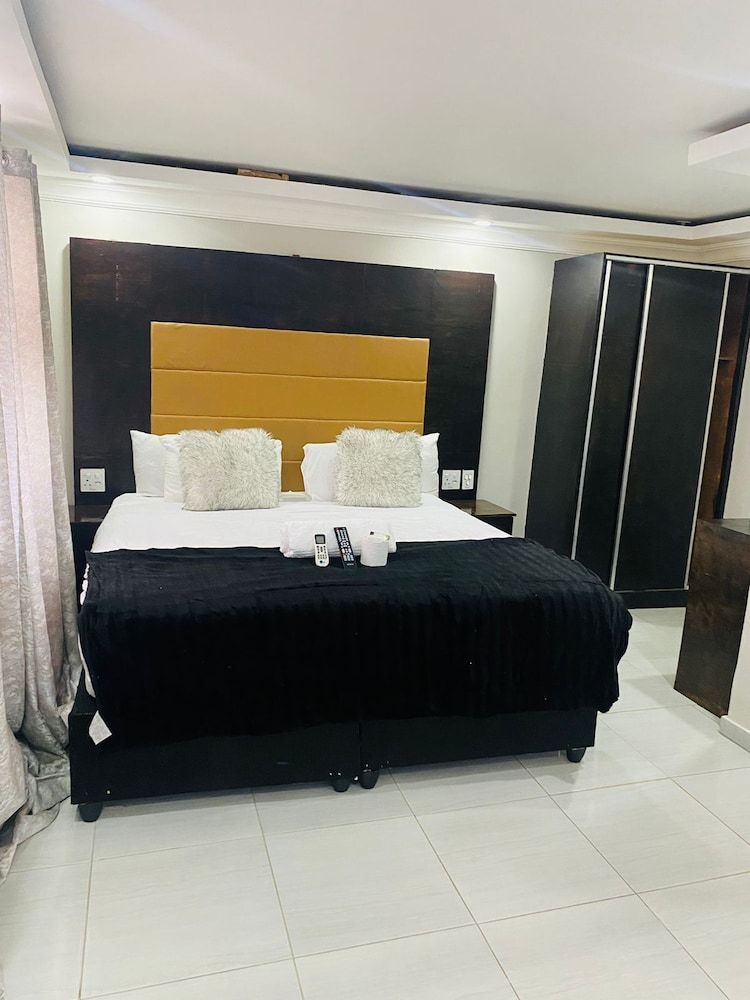 DBright Guest Lodge Deluxe Studio, Pool View 2