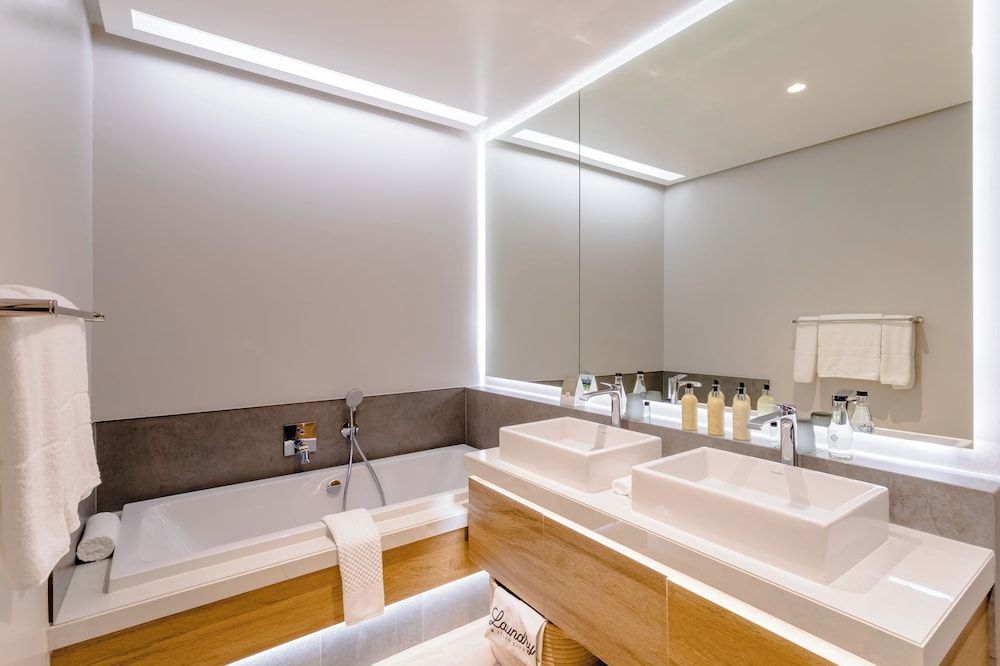 Steyn City Hotel by Saxon Premium Apartment, 1 Bedroom, Kitchen, Lagoon View 5