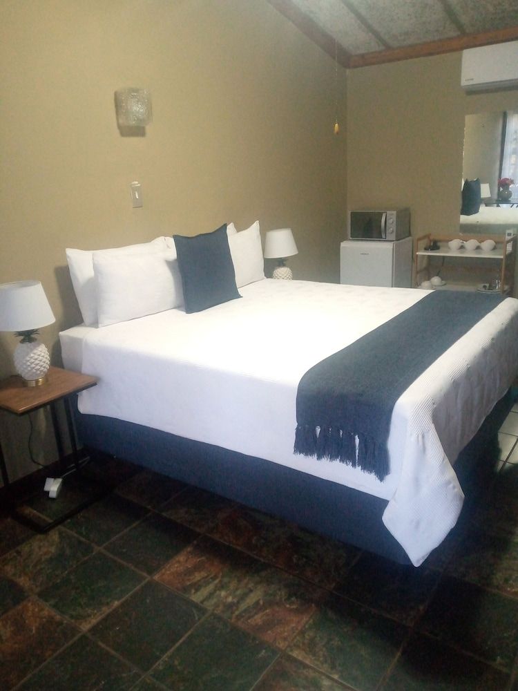 TEE CEE MARVELOUS GUEST HOUSE Comfort Double Room, 1 Queen Bed 2