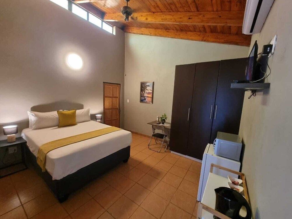 TEE CEE MARVELOUS GUEST HOUSE Comfort Double Room, 1 Queen Bed 3