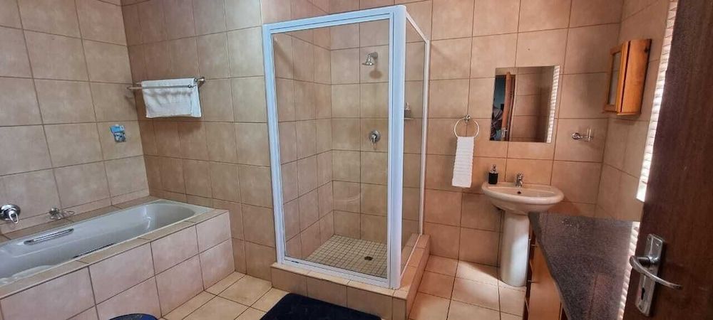 TEE CEE MARVELOUS GUEST HOUSE Comfort Double Room, 1 Queen Bed 7