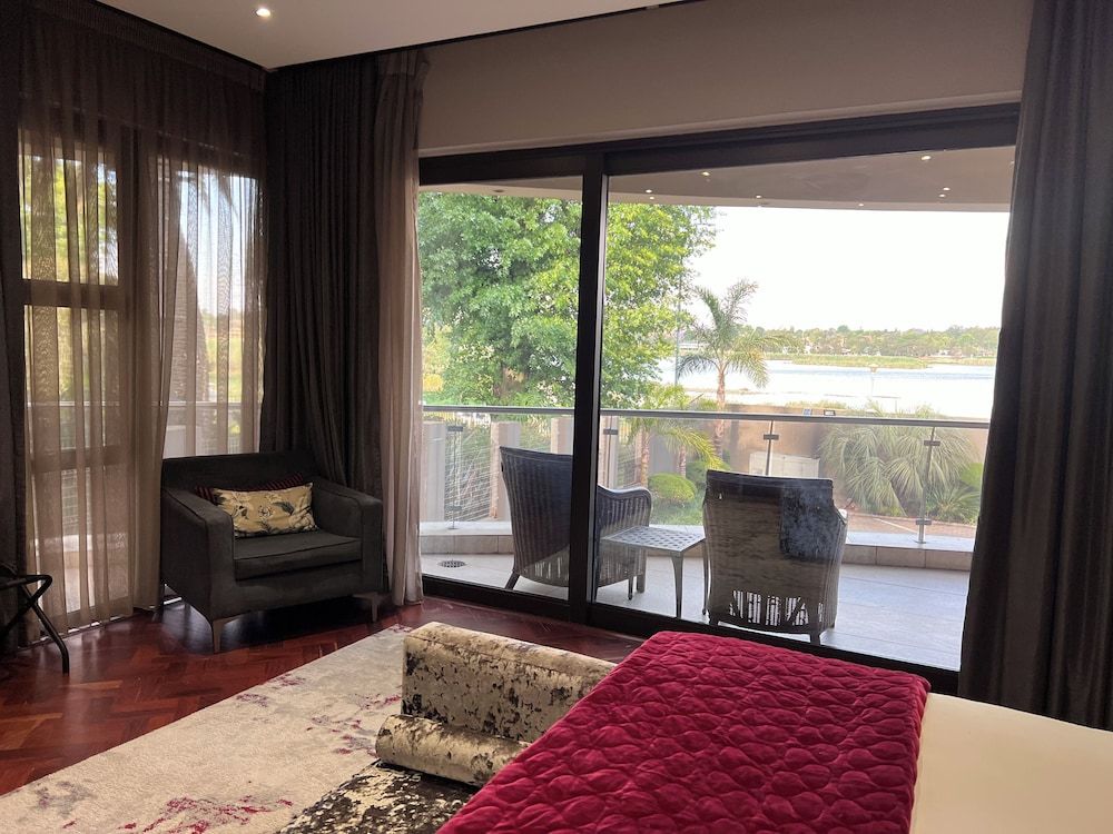 ONE O EIGHT BOUTIQUE HOTEL Luxury Double Room, Lake View 3