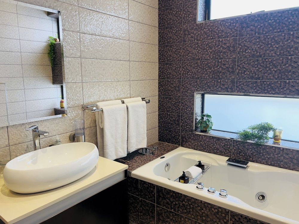 ONE O EIGHT BOUTIQUE HOTEL Executive Double or Twin Room 3