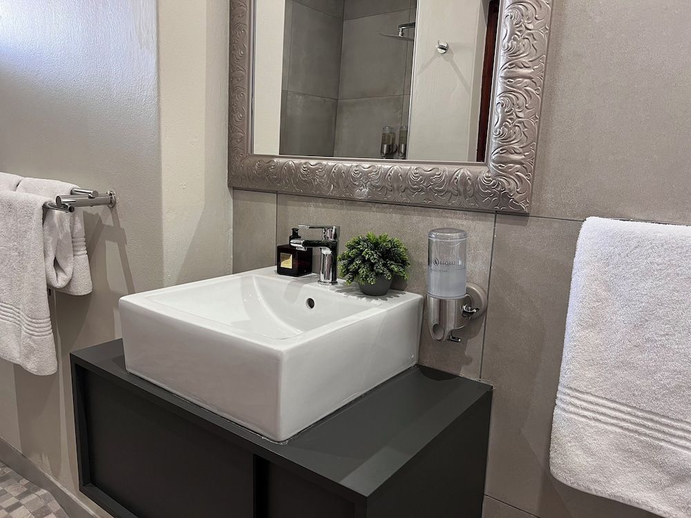 ONE O EIGHT BOUTIQUE HOTEL Luxury Double Room, Lake View 4