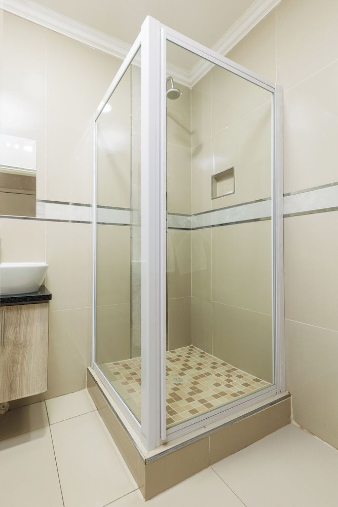 Bayside Taj Hotel Deluxe Single Room 6