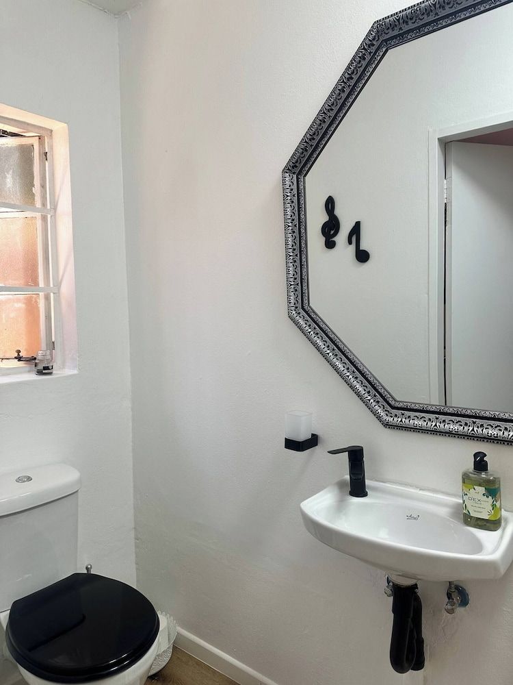 Charming Executive Studio, Solar Power, Wifi Apartment, 1 Bedroom 20