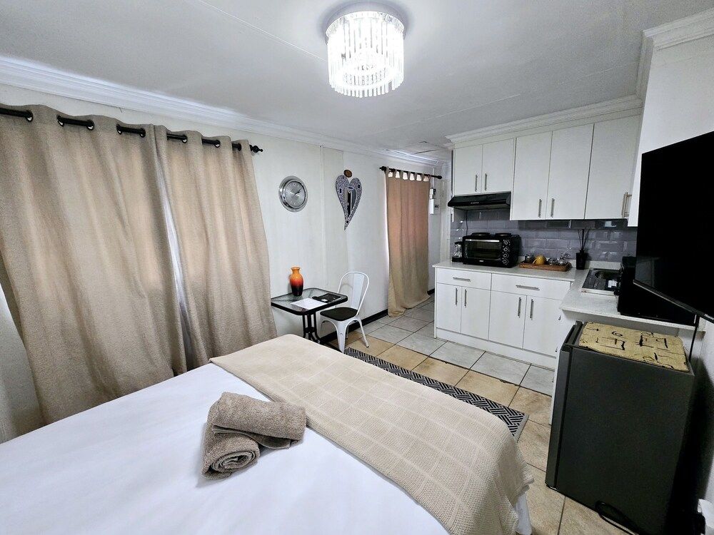 Waterfall City Guest Lodge Economy Studio, Garden Area 4