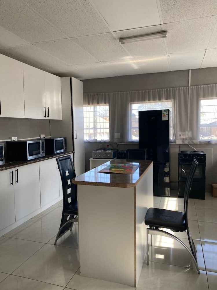 Golden gate guesthouse 0787391431 Family Room, Balcony, Garden View 3