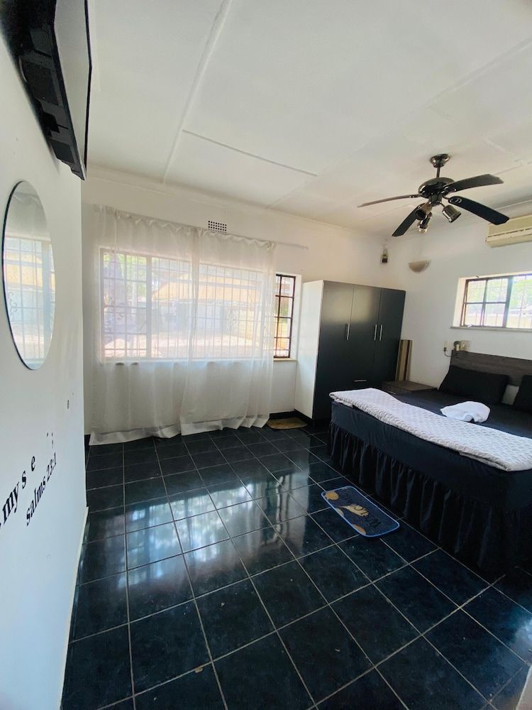 Cozy  Cabin Guest Lodge Family Double Room 2