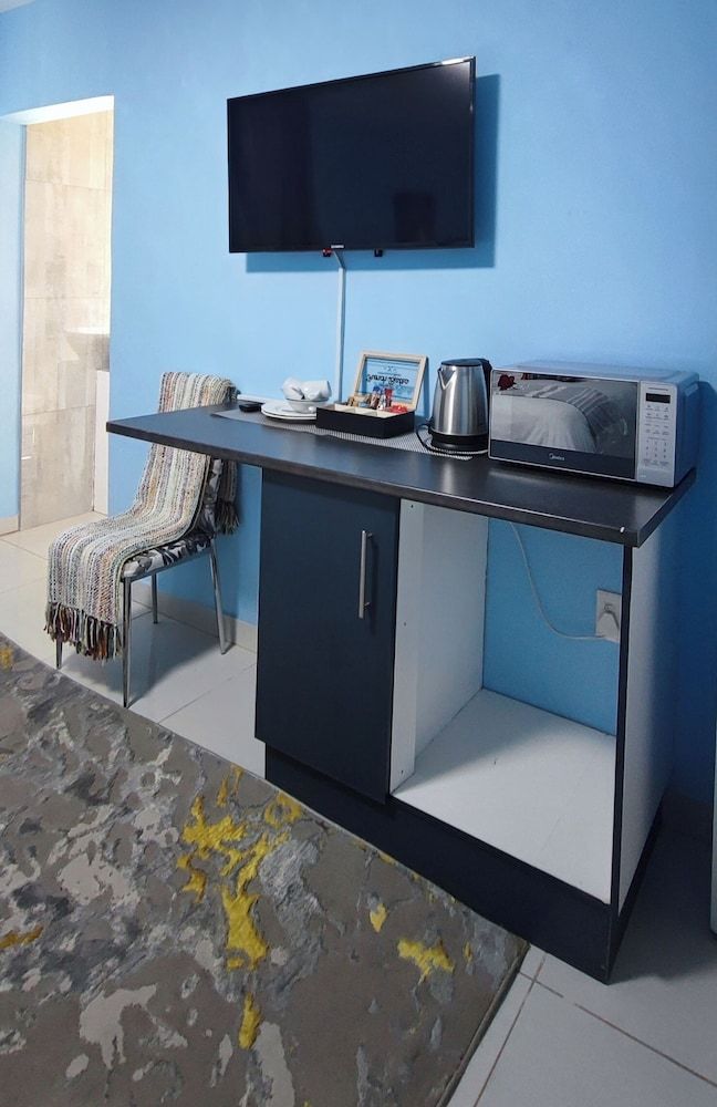 Eden Villas Guesthouse Deluxe Double or Twin Room, Courtyard View 4