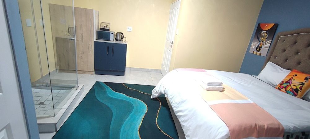 Eden Villas Guesthouse Deluxe Double or Twin Room, Courtyard View 8