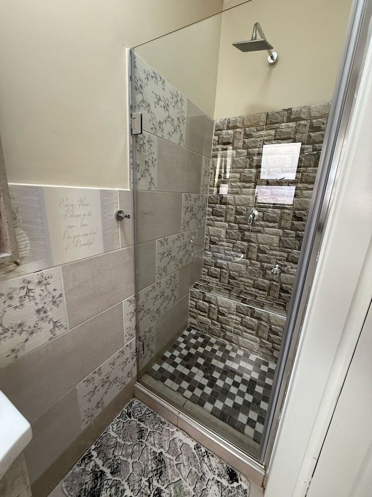 Fezeu's Place Comfort Room 4