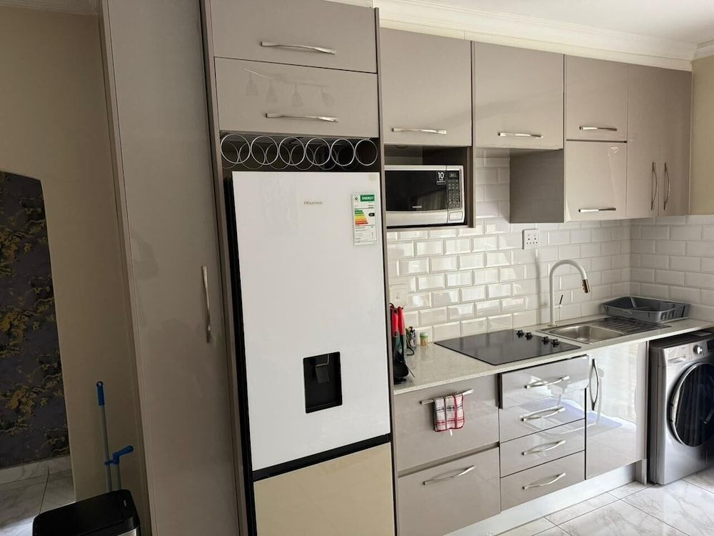 Fezeu's Place Deluxe Room 4