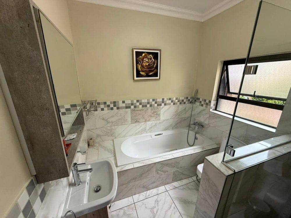 Fezeu's Place Deluxe Room 5