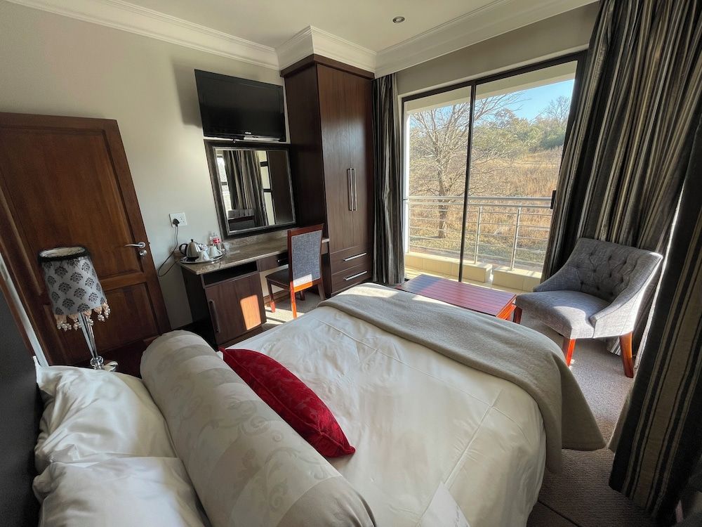 Fairview Manor Standard Double Room, Balcony, Hill View 2