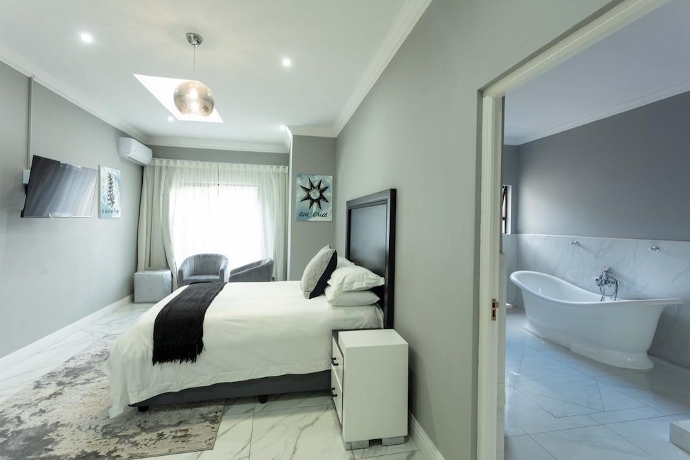 Premium Room, 1 Queen Bed, Balcony, Garden View