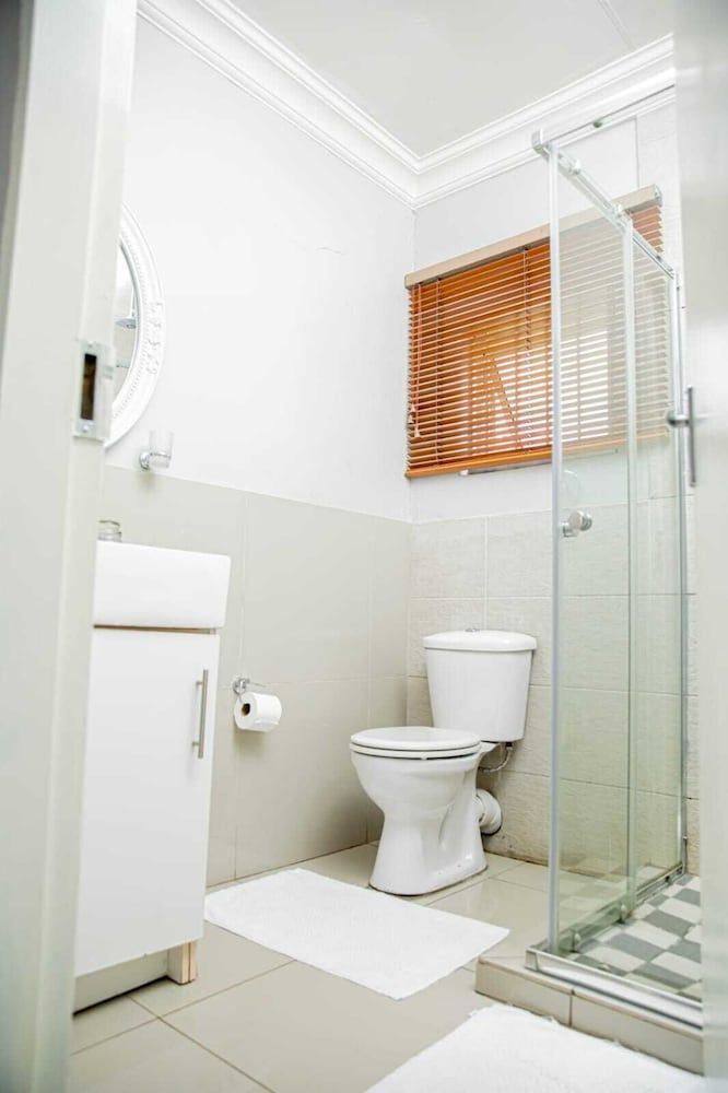 Afropolitan Guest Lodge Deluxe Double Room 3