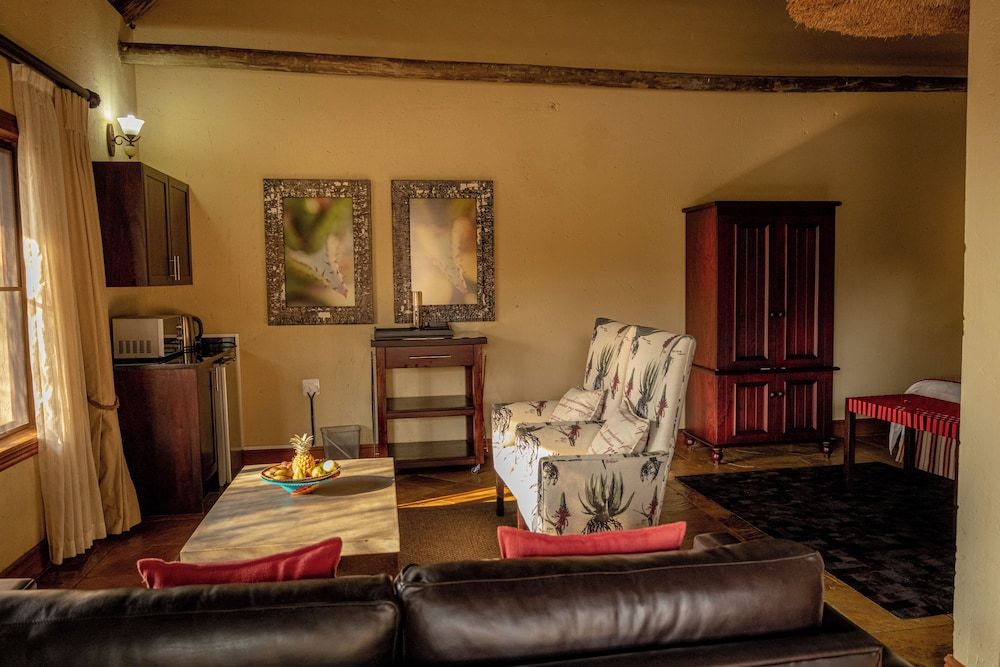 Room in Guest Room - Mmakuba Private Game Lodge, Deluxe Chalet 8B Room, 1 Bedroom, Patio, Garden View 6