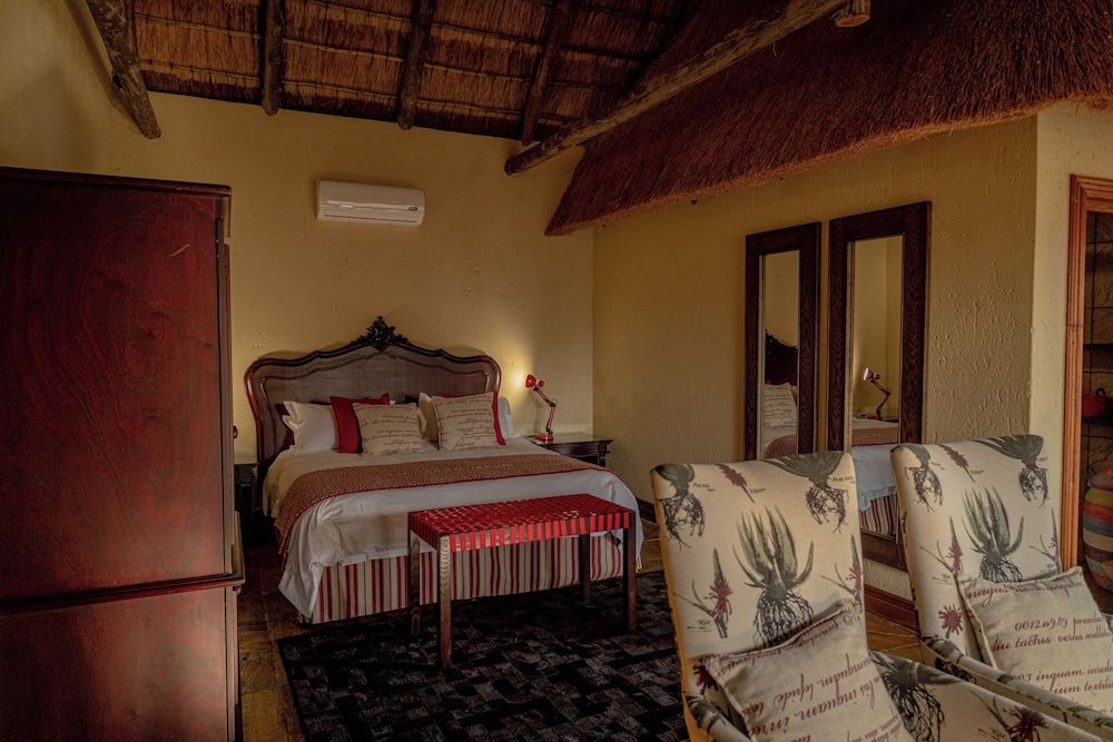 Room in Guest Room - Mmakuba Private Game Lodge, Deluxe Chalet 8B Room, 1 Bedroom, Patio, Garden View 3