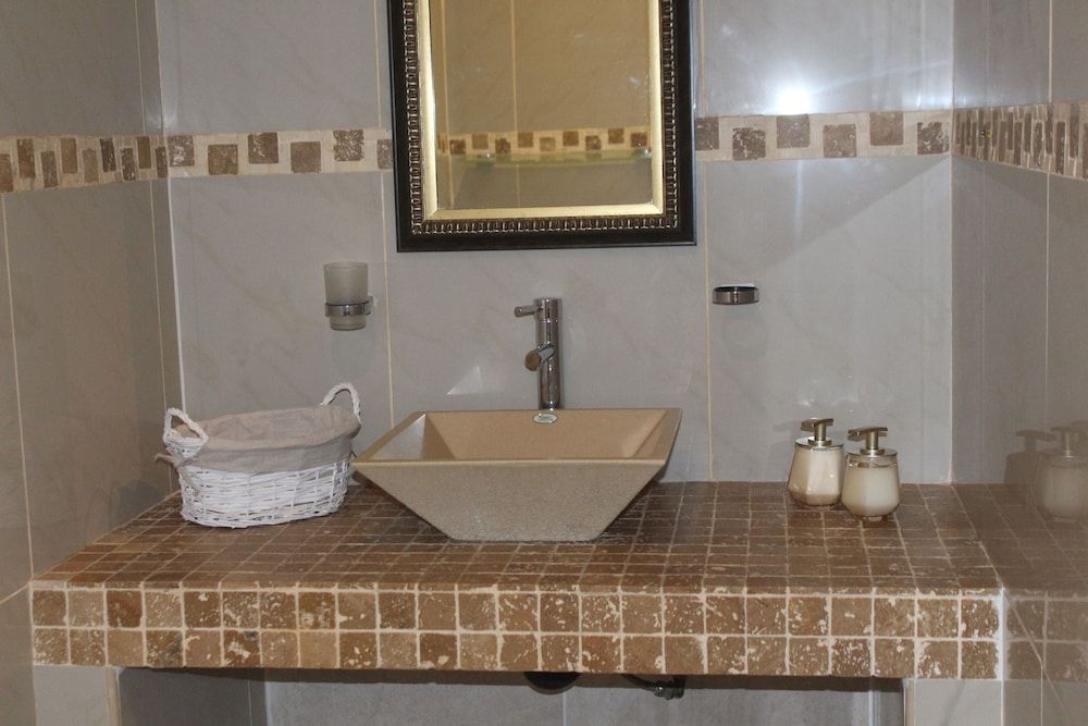 Falcon Guesthouse Double Room 5