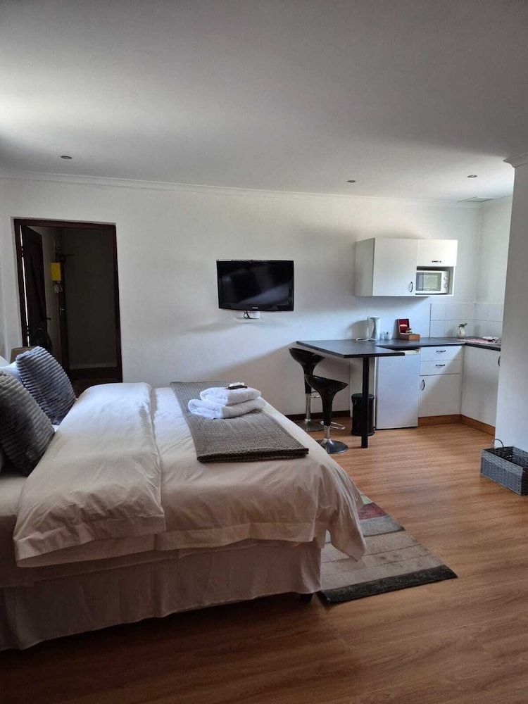 Afton Safari Lodge Comfort Double Room, Garden View 5