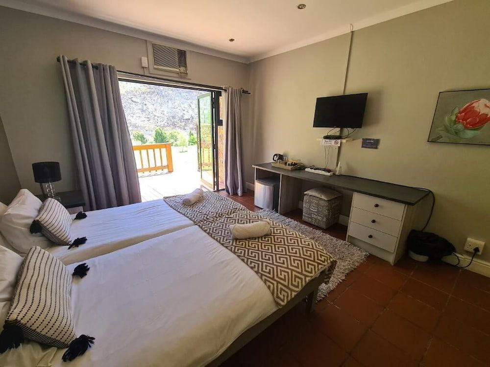 Basic Double Room, 1 Double Bed, Air conditioning, Mountain View