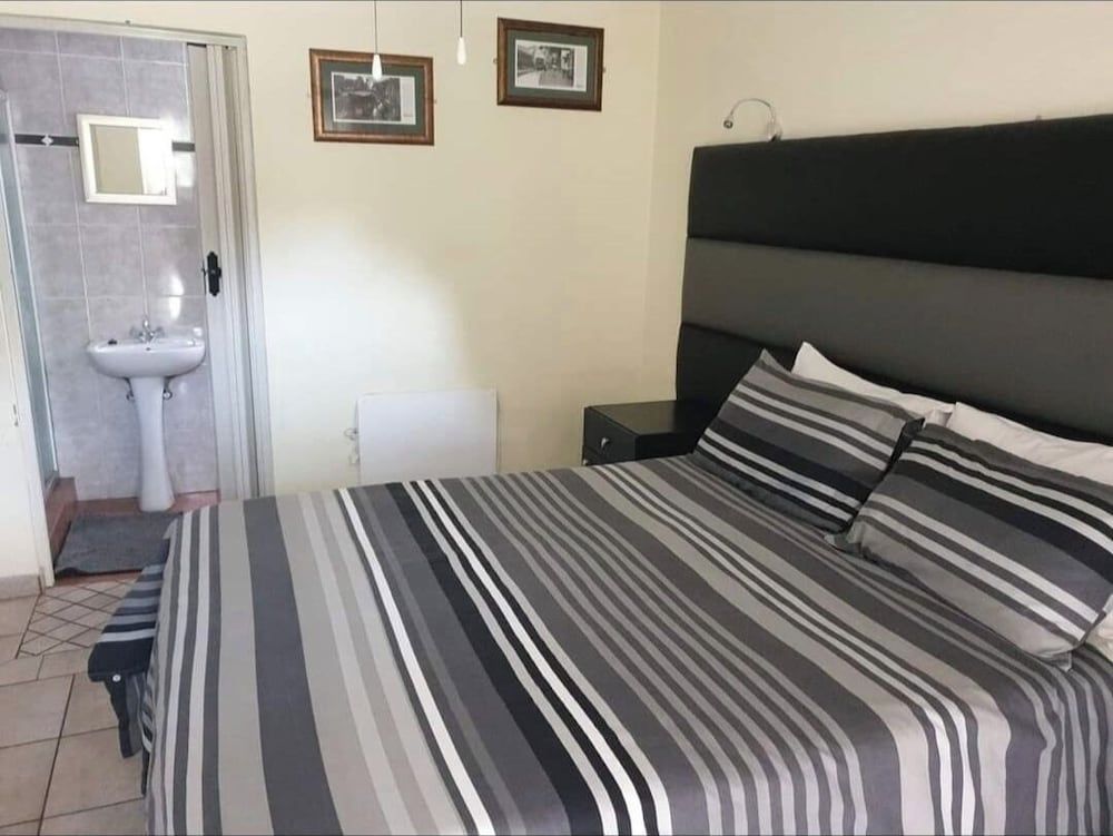 Nikita Motel Basic Double Room, Patio, Mountain View 2