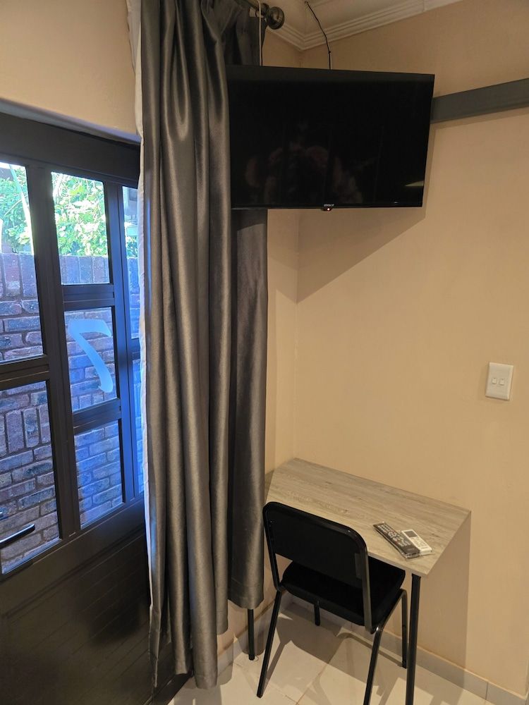 Flower Lane Guesthouse Business Suite, 1 Double Bed, Garden View 5