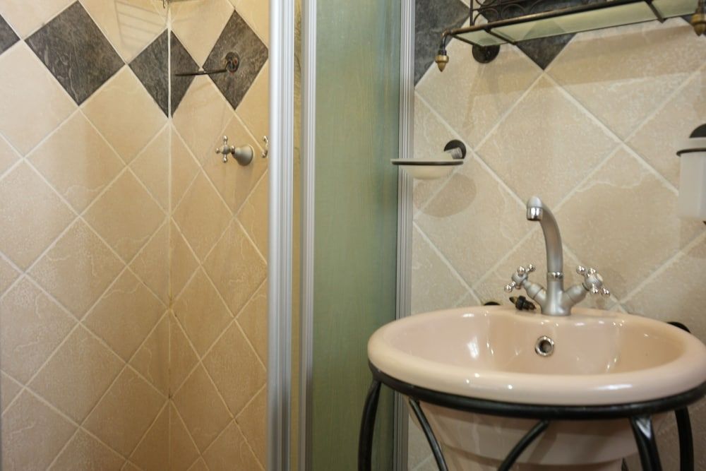 Tuscan Lodge Polokwane Standard Single Room, Garden View 13