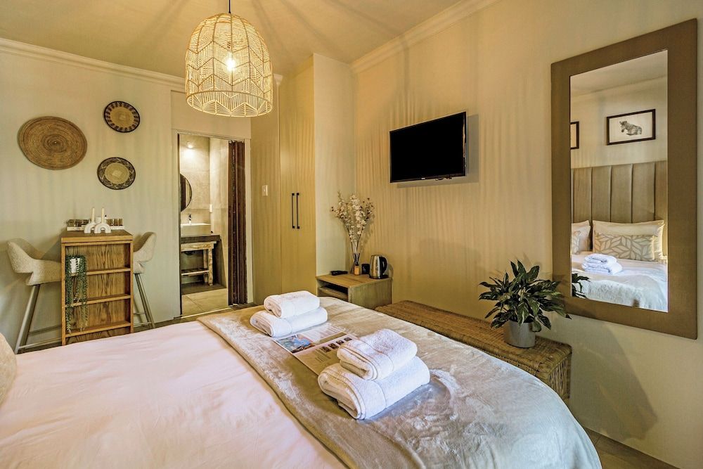 Villa Helderberg Comfort Double Room, 1 Queen Bed, Garden View 2