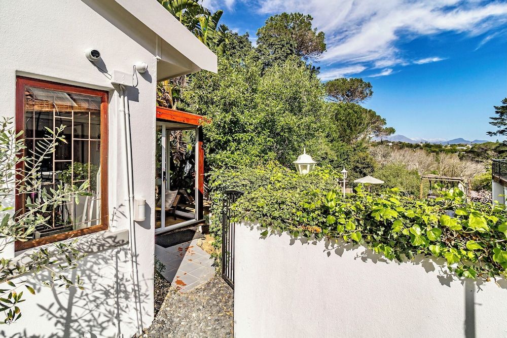 Villa Helderberg Deluxe Cottage, 2 Bedrooms, Kitchen, Pool View 2