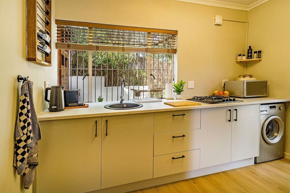 Villa Helderberg Deluxe Cottage, 2 Bedrooms, Kitchen, Pool View 16