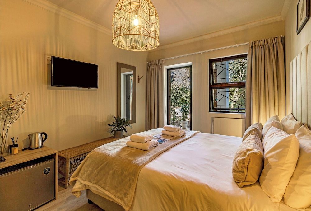 Villa Helderberg Comfort Double Room, 1 Queen Bed, Garden View 4