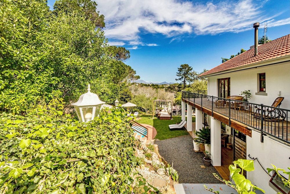 Villa Helderberg Deluxe Cottage, 2 Bedrooms, Kitchen, Pool View