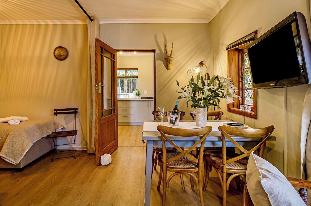 Villa Helderberg Deluxe Cottage, 2 Bedrooms, Kitchen, Pool View 8