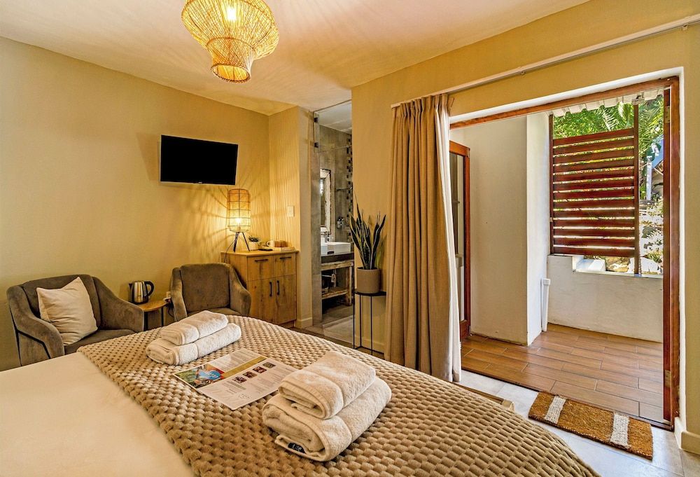 Luxury Double Room, 1 King Bed, Housekeeping, Pool View