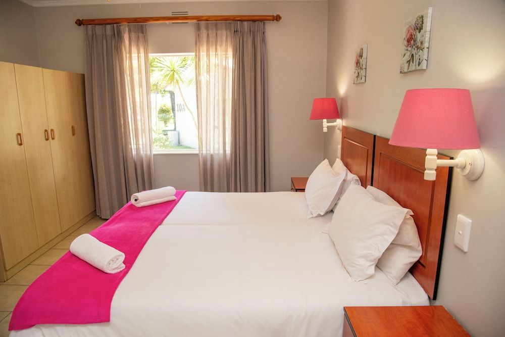 Pine Lodge George Basic Chalet, Garden View 2