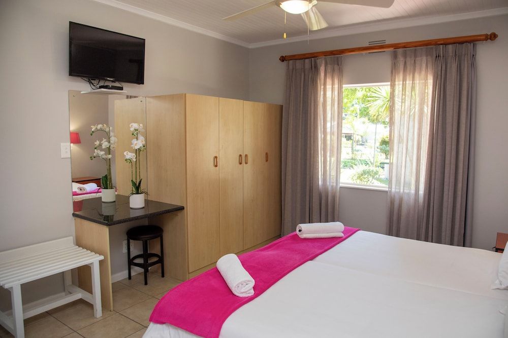 Pine Lodge George Basic Chalet, Garden View 5