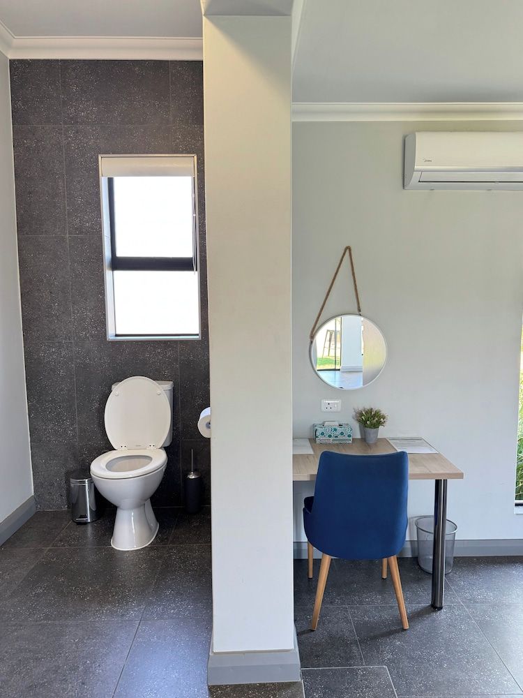 Stones Throw Manor Villa, Courtyard View 5