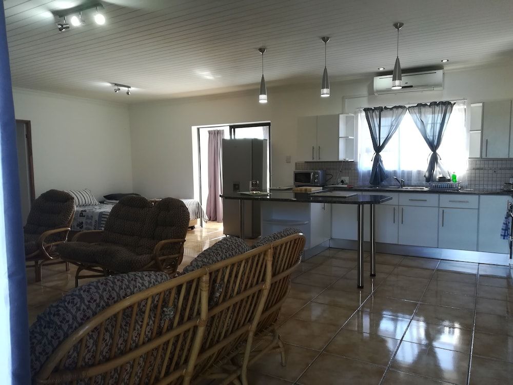 Little Sister's Self Catering Basic Chalet 4