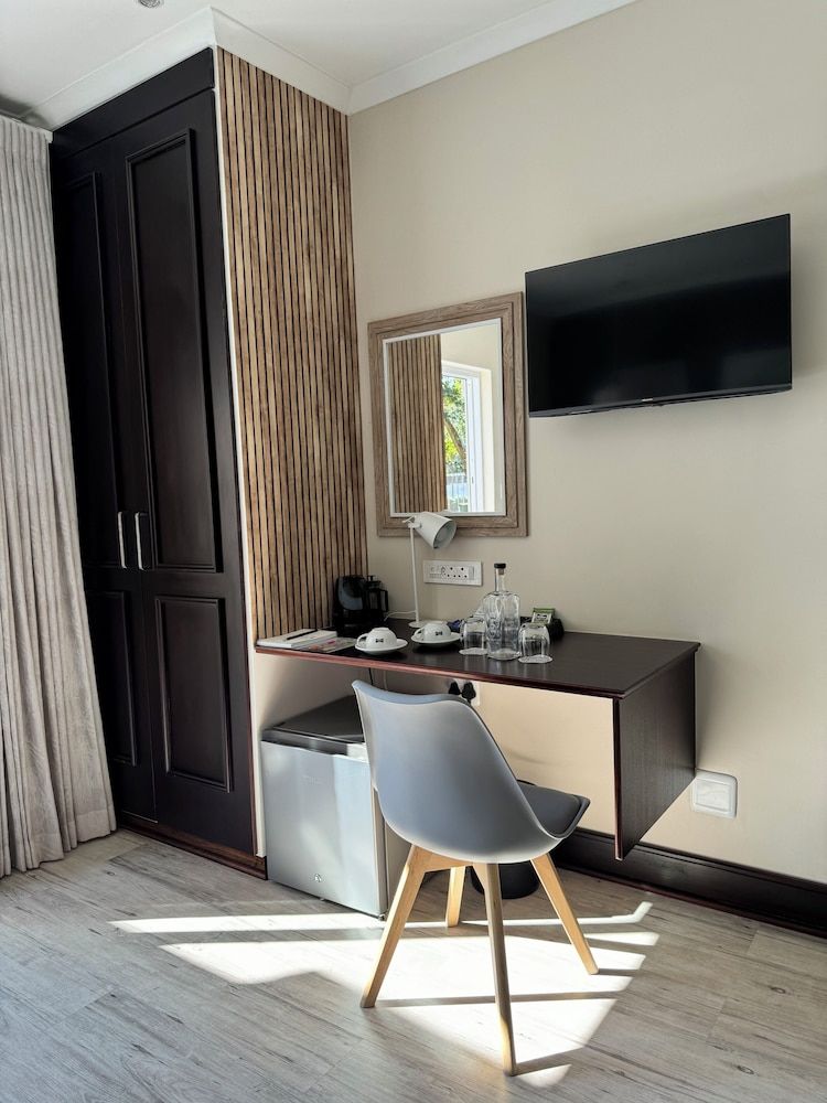 1945 On Kloof Guesthouse Deluxe Room 12