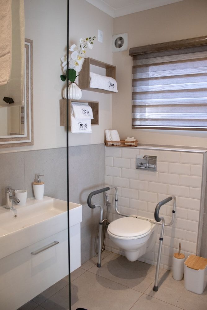 1945 On Kloof Guesthouse Deluxe Room 2