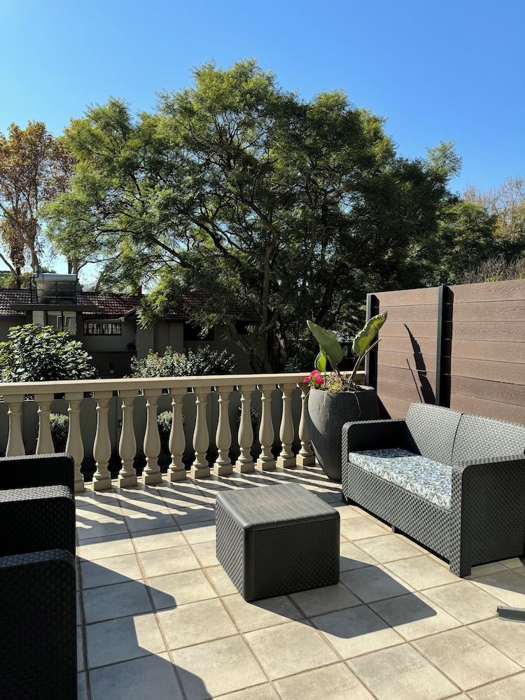 1945 On Kloof Guesthouse Luxury Room 16