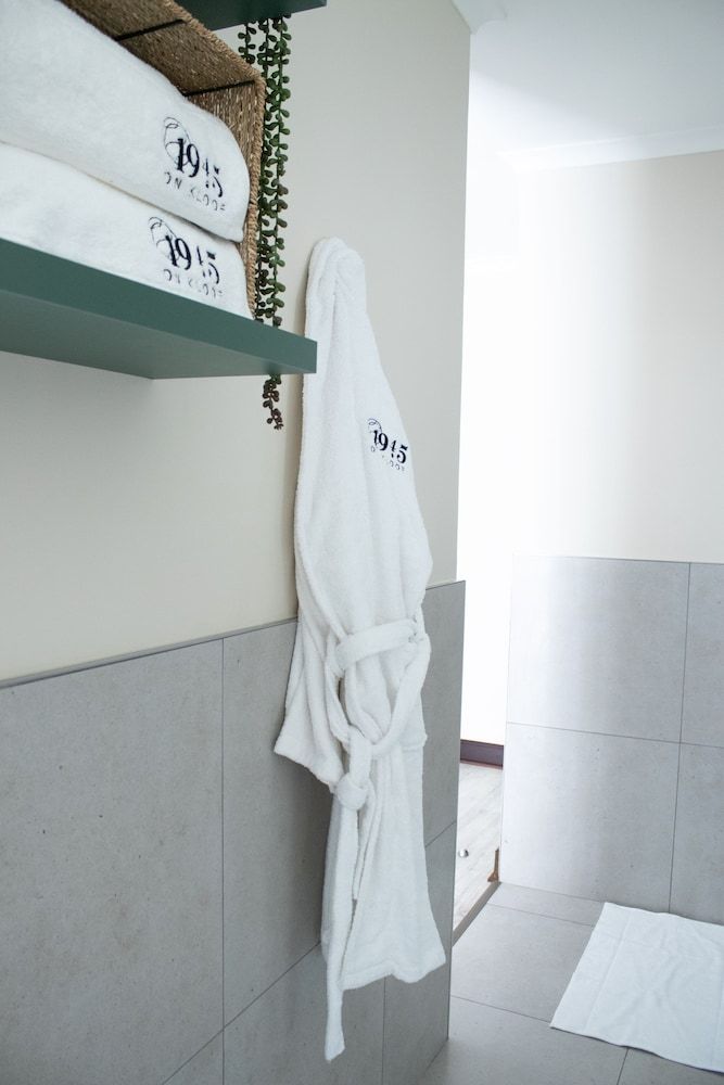 1945 On Kloof Guesthouse Superior Room 8