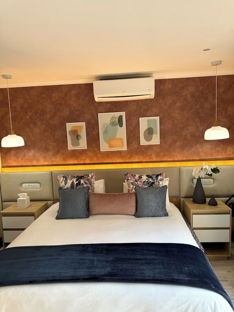 1945 On Kloof Guesthouse Deluxe Room 10