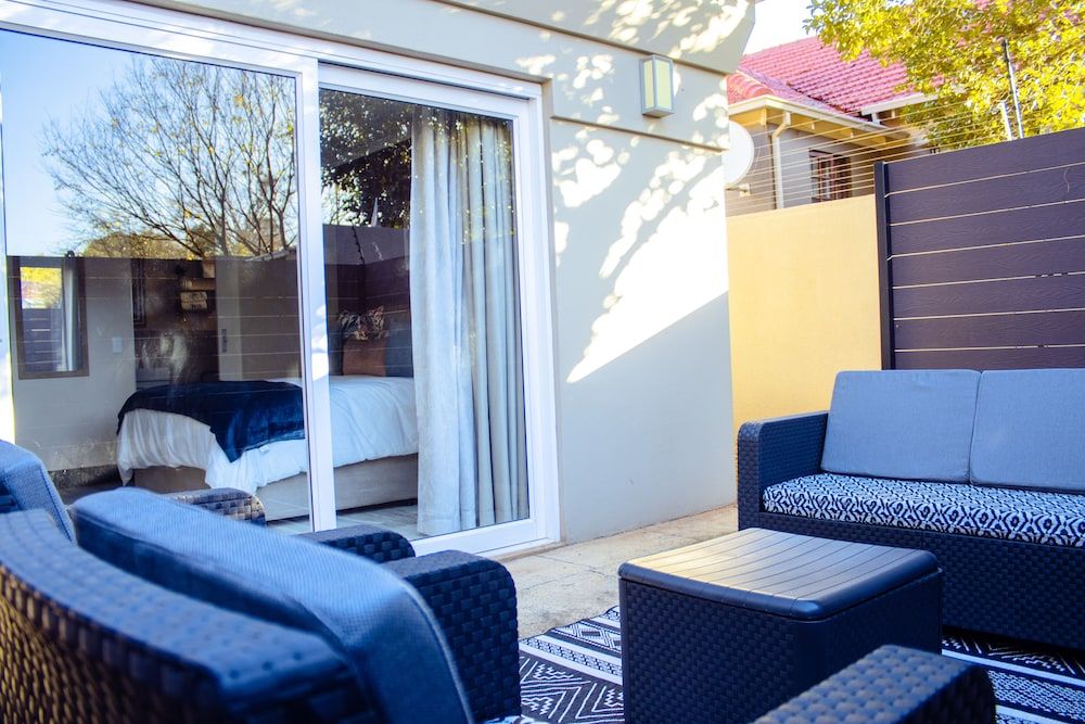 1945 On Kloof Guesthouse Deluxe Room 3