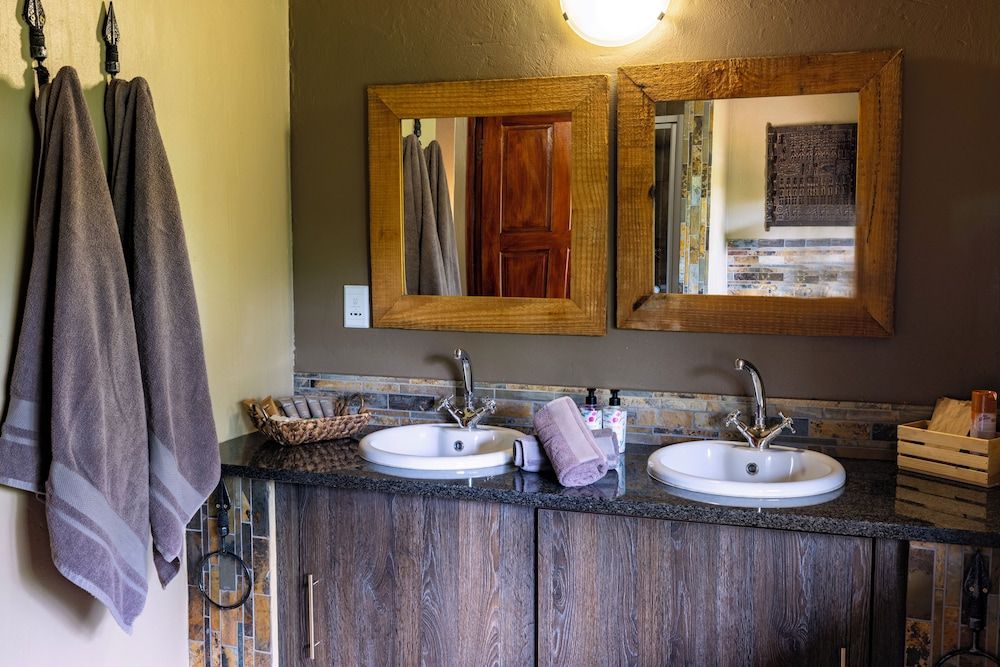 Sable Ranch Bush Lodge Deluxe Double Room 3