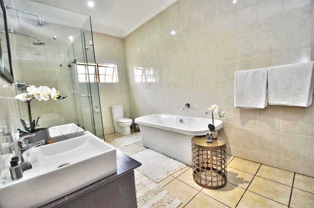 Hibon Lodge Deluxe Room 2