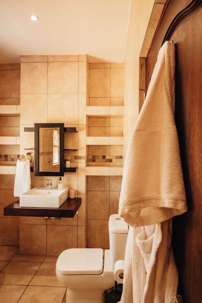 Blue Hills Lodge & Conference Centre Deluxe Room 8